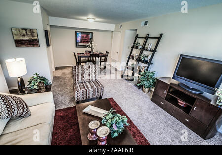 Ein offener Grundriss mit einem Wohnzimmer Esszimmer Combo im Four Seasons Apartments in Mobile, Alabama. Stockfoto