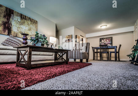 Ein offener Grundriss mit einem Wohnzimmer Esszimmer Combo im Four Seasons Apartments in Mobile, Alabama. Stockfoto