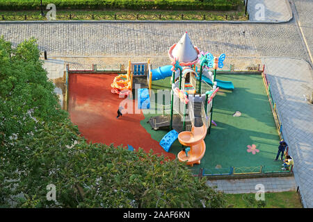Luftaufnahme von einem bunten städtischen Kinderspielplatz im öffentlichen Park Stockfoto