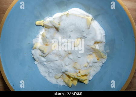Home Backen - Butter und Zucker in einer Schüssel für einen Kuchen Stockfoto