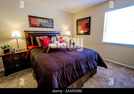 Ein Bett Tablett mit Champagner sitzt auf einem Bett im Four Seasons Apartments in Mobile, Alabama. Der Apartmentkomplex ist im Besitz von Sealy Management betrieben. Stockfoto