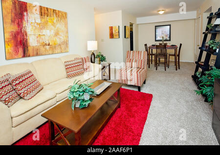 Ein offener Grundriss mit einem Wohnzimmer Esszimmer Combo im Four Seasons Apartments in Mobile, Alabama. Stockfoto