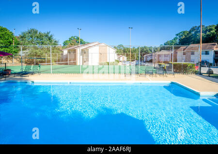 Das Schwimmbad im Four Seasons Apartments ist dargestellt in Mobile, Alabama. Der Apartment Komplex ist von Sealy Verwaltungsgesellschaft verwaltet. Stockfoto