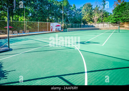 Der Tennisplatz bei Four Seasons Apartments wird dargestellt, Nov. 24, 2015 in Mobile, Alabama. Der Apartment Komplex ist von Sealy Management gehört. Stockfoto