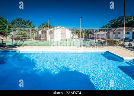 Das Schwimmbad im Four Seasons Apartments ist dargestellt in Mobile, Alabama. Der Apartment Komplex ist von Sealy Verwaltungsgesellschaft verwaltet. Stockfoto