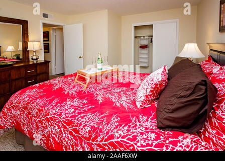 Ein Bett Fach sitzt auf einem Bett im Four Seasons Apartments in Mobile, Alabama. Der Apartmentkomplex ist im Besitz von Sealy Management Unternehmen betrieben. Stockfoto