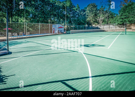 Der Tennisplatz bei Four Seasons Apartments wird dargestellt, Nov. 24, 2015 in Mobile, Alabama. Der Apartment Komplex ist von Sealy Management gehört. Stockfoto