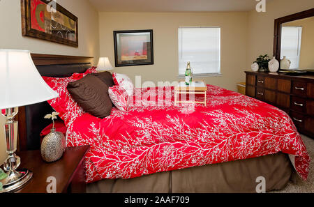 Ein Bett Fach sitzt auf einem Bett im Four Seasons Apartments in Mobile, Alabama. Der Apartmentkomplex ist im Besitz von Sealy Management Unternehmen betrieben. Stockfoto