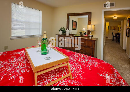 Ein Bett Fach sitzt auf einem Bett im Four Seasons Apartments in Mobile, Alabama. Der Apartmentkomplex ist im Besitz von Sealy Management Unternehmen betrieben. Stockfoto