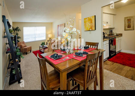 Eine offene Raumaufteilung bietet einfachen Zugang zwischen Küche, Esszimmer und Wohnzimmer im Four Seasons Apartments in Mobile, Alabama. Stockfoto