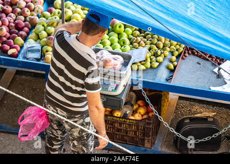 Nahaufnahme einer Frau herauf Kartoffeln von Bauern markt in Katerini. Malerischer Blick auf einen typischen Tag in Farmers Market in Katerini Stadt, Pieria Stockfoto
