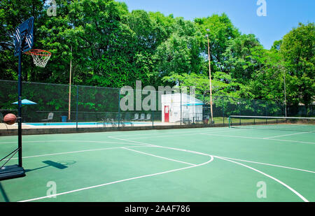 Der Tennisplatz bei Four Seasons Apartments ist dargestellt in Mobile, Alabama. Stockfoto