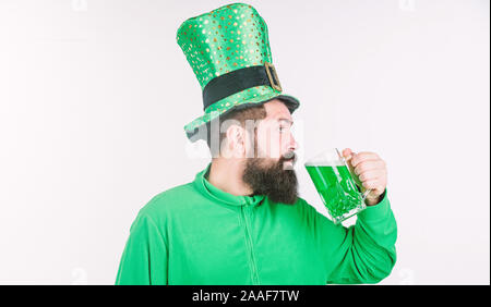 Grüne Bierkrug. Bier trinken Teil der Feier. Irish Pub. Alkoholkonsum integraler Bestandteil Saint Patricks Day. Cheers Konzept. Irische Tradition. Mann brutal Bärtigen hipster Pint Bier trinken. Stockfoto