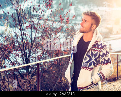 Hübscher junger Mann outdoor im Winter Mode Stockfoto