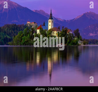 Violette Dämmerung im Bleder See. Slowenien Stockfoto