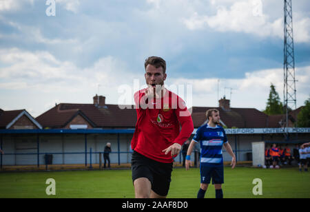 NWCFL Befestigung zwischen Winsford v Rylands - Jay White feiert Ziel Stockfoto