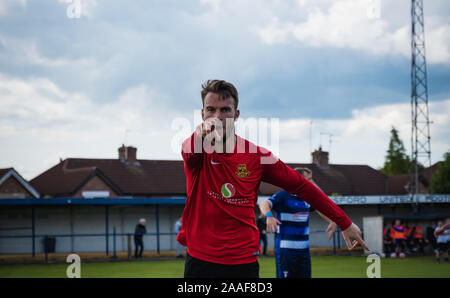 NWCFL Befestigung zwischen Winsford v Rylands - Jay White feiert Ziel Stockfoto