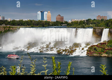 Menschenmassen am Prospect Point, Luna Island und Goat Island und Hornblower tour Boot an der Amerikanischen Niagara Falls auf dem Niagara River New York USA Stockfoto