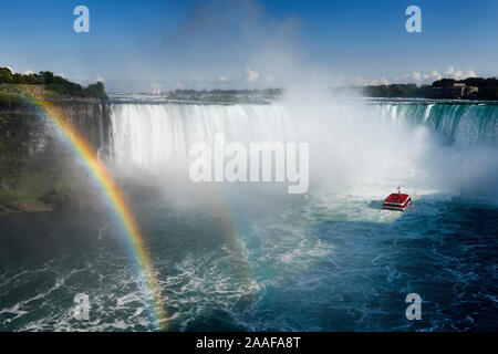 Uns Zuschauer an Tarrapin Point mit doppelten Regenbogen und Hornblower tour Boot in den meisten Horseshoe Falls bei Niagara Falls Ontario Kanada Stockfoto