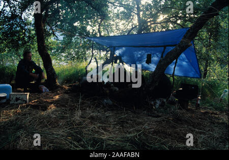 Camping ist eine Aktivität im Freien mit Übernachtungen fern von zu Hause in einem Tierheim, wie z. B. ein Zelt oder Wohnmobil. In der Regel Teilnehmer Stockfoto