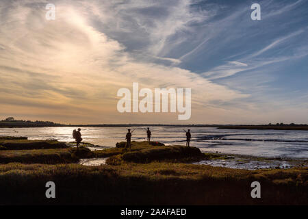 Silhouetten von Metall WW1 Soldaten aus auf den Horizont schauen. Mohnblumen an ihren Füßen. Eine rührende Hommage an die Männer, die ihr Leben in WW1 verloren. Stockfoto