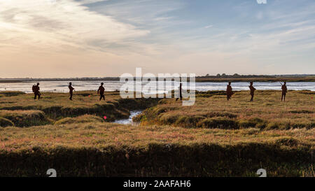 Silhouetten von Metall WW1 Soldaten März über der Landschaft. Eine bewegende Erinnerung Hommage an die Männer, die ihr Leben in WW1 verloren. Stockfoto