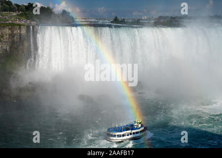 Uns Zuschauern bei doppelten Regenbogen endet über Maid of the Mist tour Boot an Horseshoe Falls bei Niagara Falls Ontario Kanada Stockfoto
