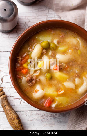 Suppe mit Gemüse- und Hackfleisch/Faschiertem Stockfoto