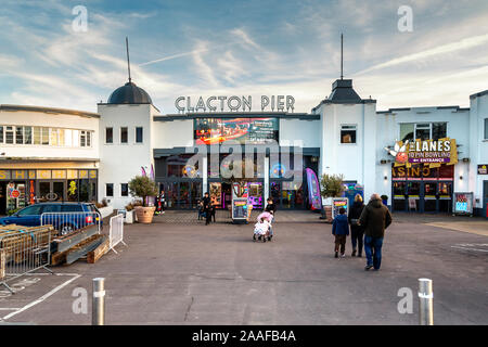 Die Fassade der Clacton Pier mit den Besuchern im Vordergrund. Clacton Pier ist eine Seebrücke im Seebad Clacton-on-Sea in England. Stockfoto