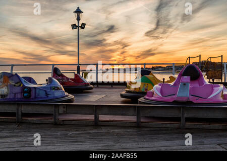 Autoscooter ruht auf einem Pier, wie die Sonne untergeht. Konzepte für eine Pause und entspannen oder vielleicht von allein, Vernachlässigung oder Aufgabe. Stockfoto