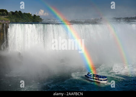 Double Rainbow Ende über Maid of the Mist tour Boot an Horseshoe Falls bei Niagara Falls Ontario Kanada Stockfoto