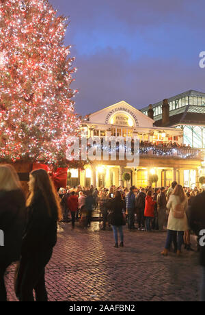 Weihnachten auf der Plaza im Covent Garden in London, Großbritannien Stockfoto