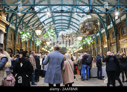 Weihnachten bei Apple Markt in Covent Garden, in London, Großbritannien Stockfoto