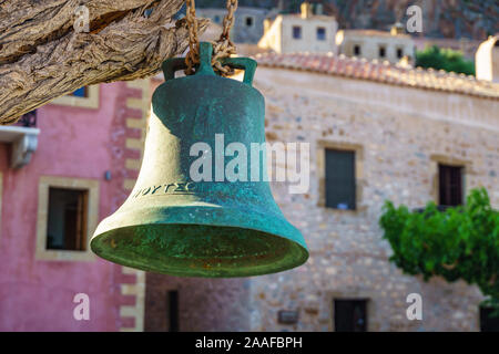 Alte traditionelle Kirchen und Kapellen in der mittelalterlichen byzantinischen Burg Stadt Monemvasia. Gemauerte Häuser, Dächer in der Altstadt und dem blauen Meer. Stockfoto