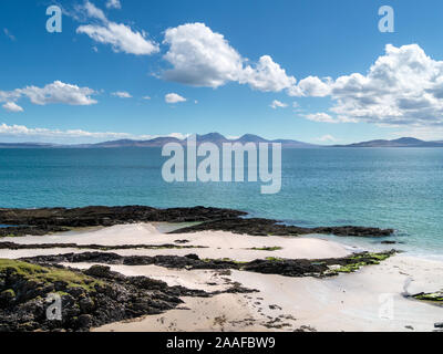 Eine Fernsicht auf der Isle of Jura mit der Paps Jura am Horizont als von der Insel Colonsay, Schottland, UK gesehen Stockfoto