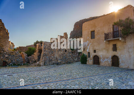 Monemvasia Kirche, alte Häuser aus rotem Backstein, Dächer in der Altstadt und dem blauen Meer, Peloponnes, Griechenland. Traditionelle griechische Architektur. Stockfoto