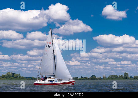 Segelboote auf dem Duemmer Siehe Stockfoto