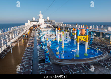 Swimmingpool auf dem Kreuzfahrtschiff MSC Lirica Stockfoto