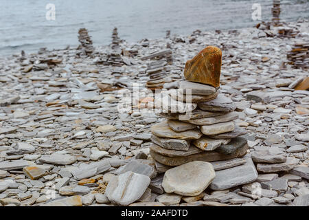 Touristische Pyramide ausgewogene Stapel Steine am Strand auf dem Weg zum Nordkapp, Norwegen Stockfoto