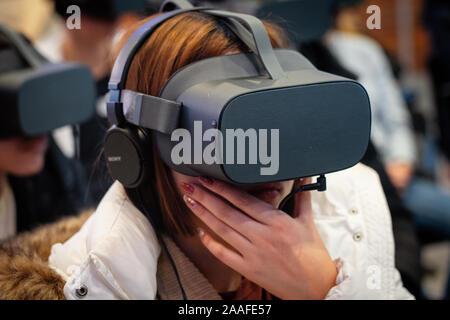 Mönchengladbach, Noordrijn-Westfalen/Deutschland - 14. November 2019: eine Gruppe von Menschen in einem 360-VR-Training auf der 10. deutsch-niederländischen Handel Tag. Stockfoto