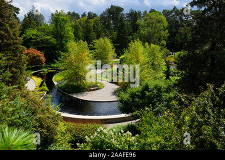 Überblick über die Serpentine stream und die umliegenden Bäume im Garten des Königlichen Botanischen Gartens Burlington Ontario Kanada Stockfoto
