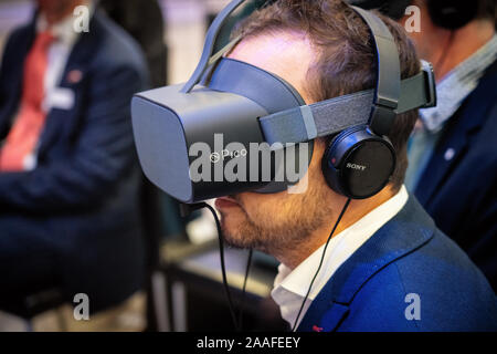 Mönchengladbach, Noordrijn-Westfalen/Deutschland - 14. November 2019: eine Gruppe von Menschen in einem 360-VR-Training auf der 10. deutsch-niederländischen Handel Tag. Stockfoto