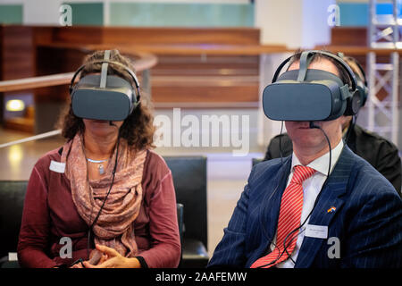 Mönchengladbach, Noordrijn-Westfalen/Deutschland - 14. November 2019: eine Gruppe von Menschen in einem 360-VR-Training auf der 10. deutsch-niederländischen Handel Tag. Stockfoto