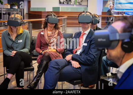 Mönchengladbach, Noordrijn-Westfalen/Deutschland - 14. November 2019: eine Gruppe von Menschen in einem 360-VR-Training auf der 10. deutsch-niederländischen Handel Tag. Stockfoto