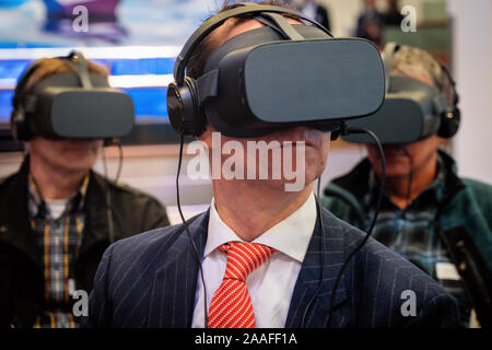 Mönchengladbach, Noordrijn-Westfalen/Deutschland - 14. November 2019: eine Gruppe von Menschen in einem 360-VR-Training auf der 10. deutsch-niederländischen Handel Tag. Stockfoto