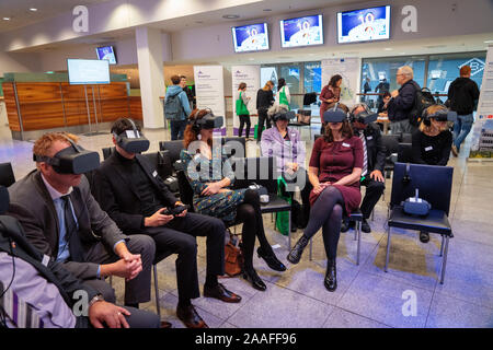 Mönchengladbach, Noordrijn-Westfalen/Deutschland - 14. November 2019: eine Gruppe von Menschen in einem 360-VR-Training auf der 10. deutsch-niederländischen Handel Tag. Stockfoto