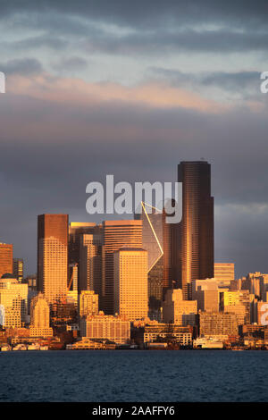 Seattle Downtown Gebäude über Elliot Bay, winter Sonnenuntergang Stockfoto