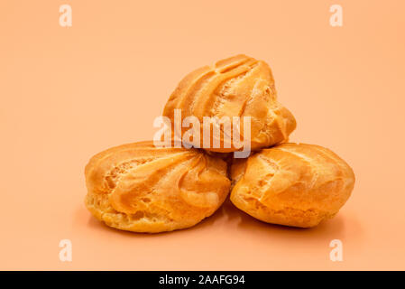 Profiteroles, close-up. Puffs Kuchen mit Creme gefüllt. Süßwaren, Eclair. Stockfoto