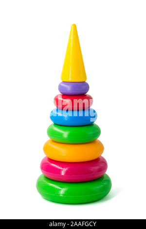 Pyramide bauen aus bunten Holzringen. Spielzeug für Babys und Kleinkinder auf weißem Hintergrund. Stockfoto