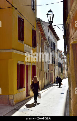 Ruhigen Ende von einer Hauptstraße im kleinen Dorf Pinezici mit alten Wohnhäusern gesäumt, Nord Kroatien Stockfoto